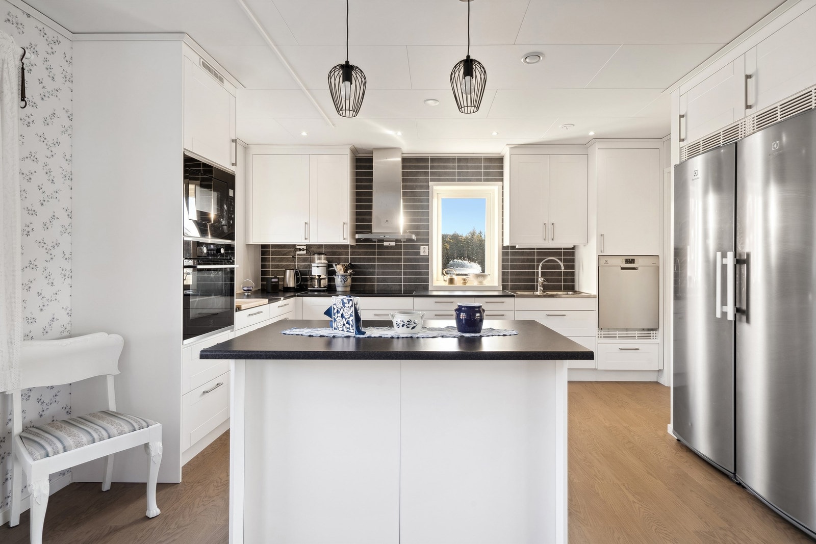 Kjøkkenøyen deler av kjøkkendelen med spisestuedelen, og har godt med benkeplass.
Fra kjøkkenet er det adkomst inn til vaskerommet. Galleribilde