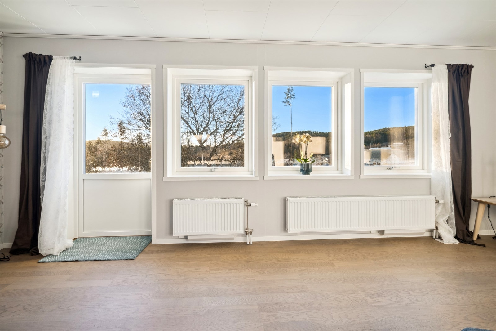 Her er det gode møbleringsmuligheter og det er flere radiatorer montert på veggene under vinduene. Terrassedøren gir deg adkomst ut til terrenget. Galleribilde