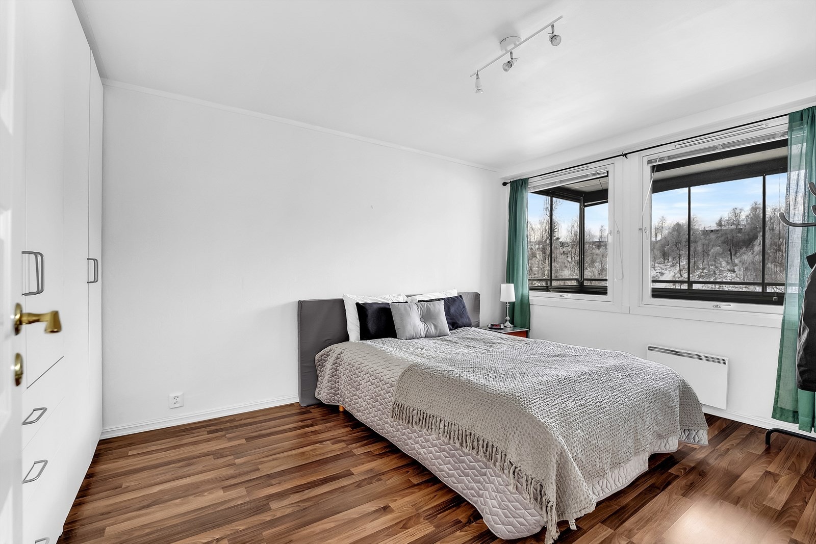 Soverom - Stort soverom med rikelig plass til dobbeltseng og tilhørende møblement. Galleribilde