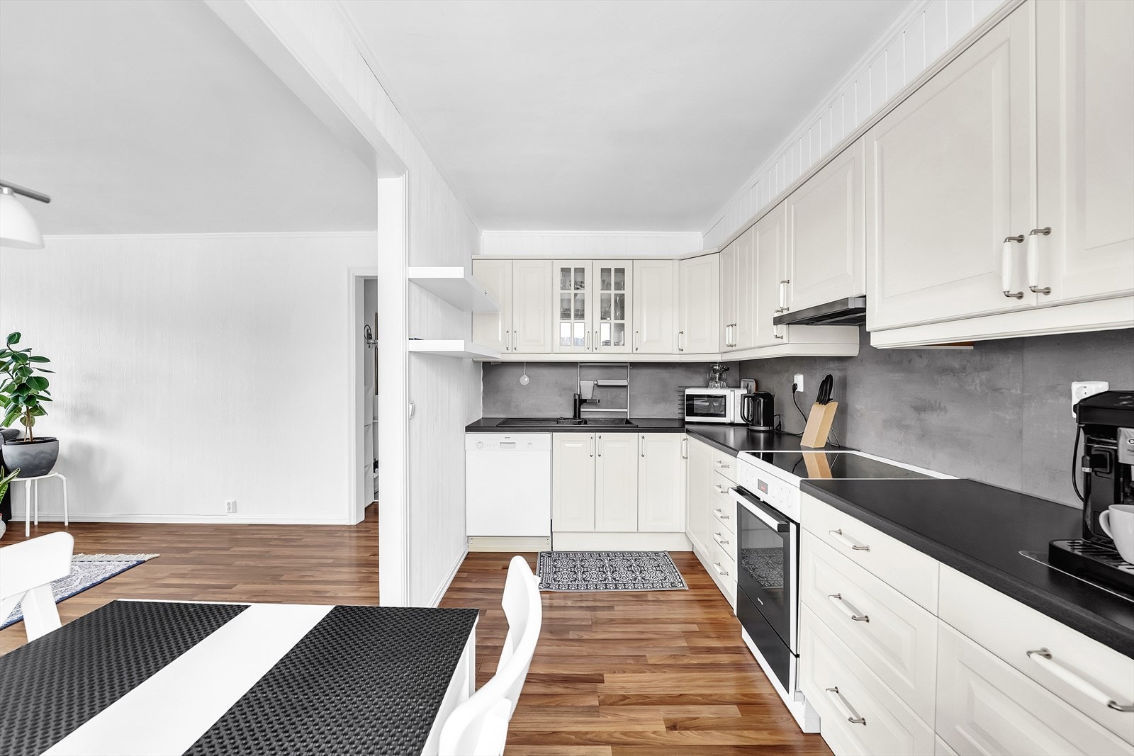 Det er avsatt plass til hvitevarer og rikelig med skap- og benkplass. Galleribilde