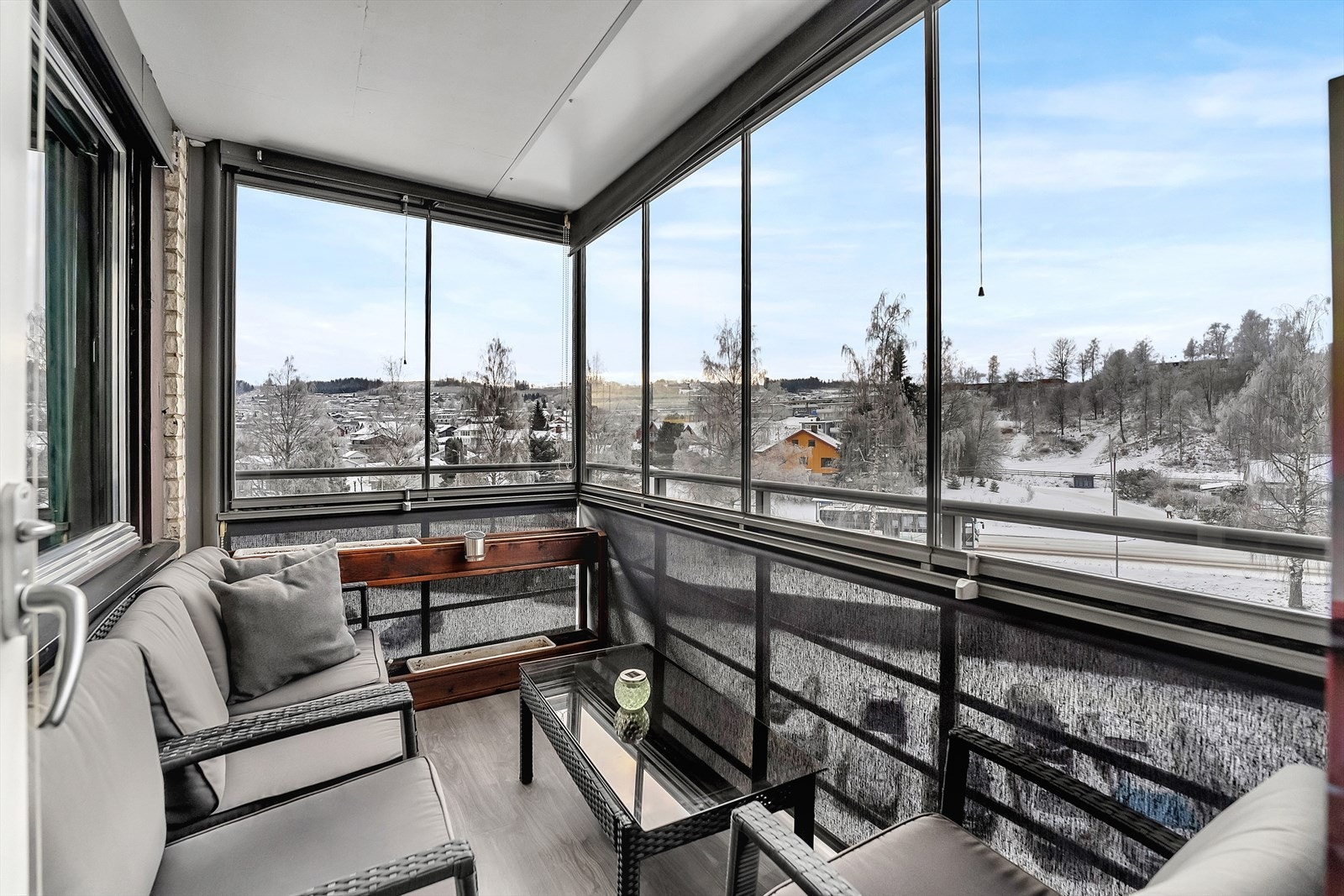 En velholdt 2-roms leilighet i 5. etasje med innglasset balkong, store oppholdsrom og parkeringsplass. Galleribilde