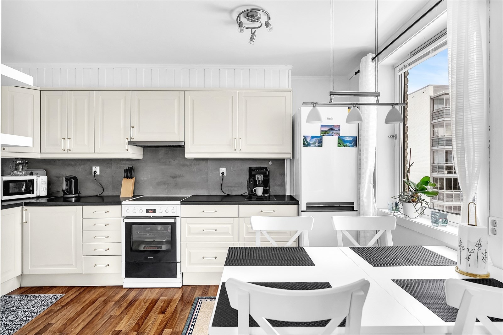 Spisestue / kjøkkenbord får sin naturlige plassering mot kjøkkenet. Galleribilde