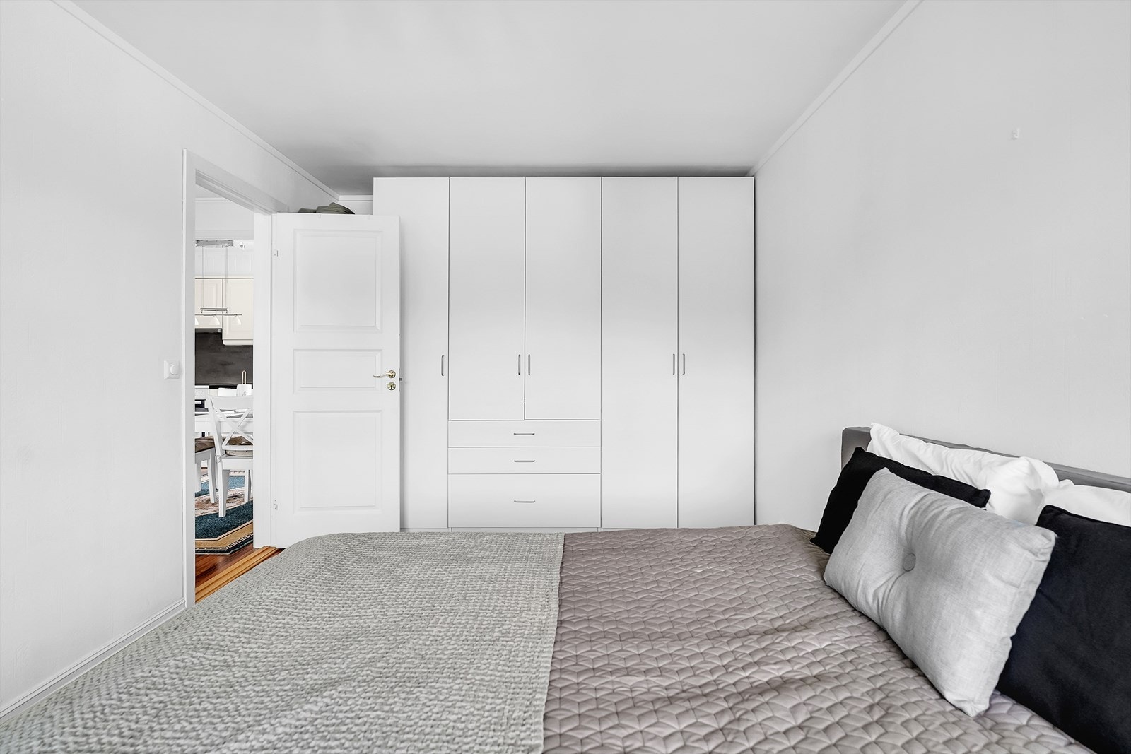 Medfølgende garderobeskap med praktisk lagringsplass. Galleribilde