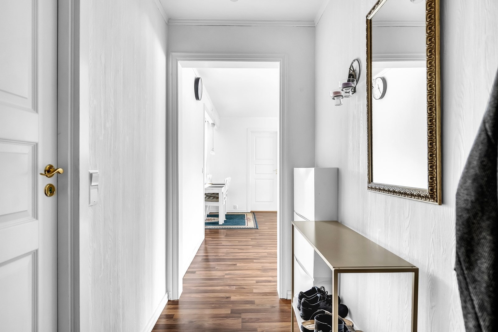 Entre med åpen garderobe og plass til skoskap - Bor rett utenfor døren som kan nyttes til ekstra garderobe, samt kjellerbod for lagring. Galleribilde