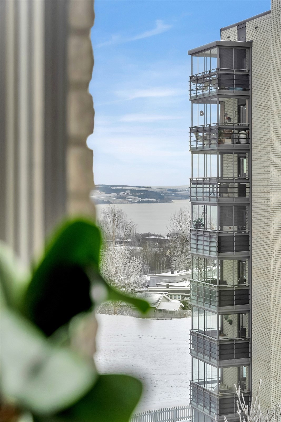 Fra kjøkkenet er det også utsikt mot Mjøsa. Galleribilde