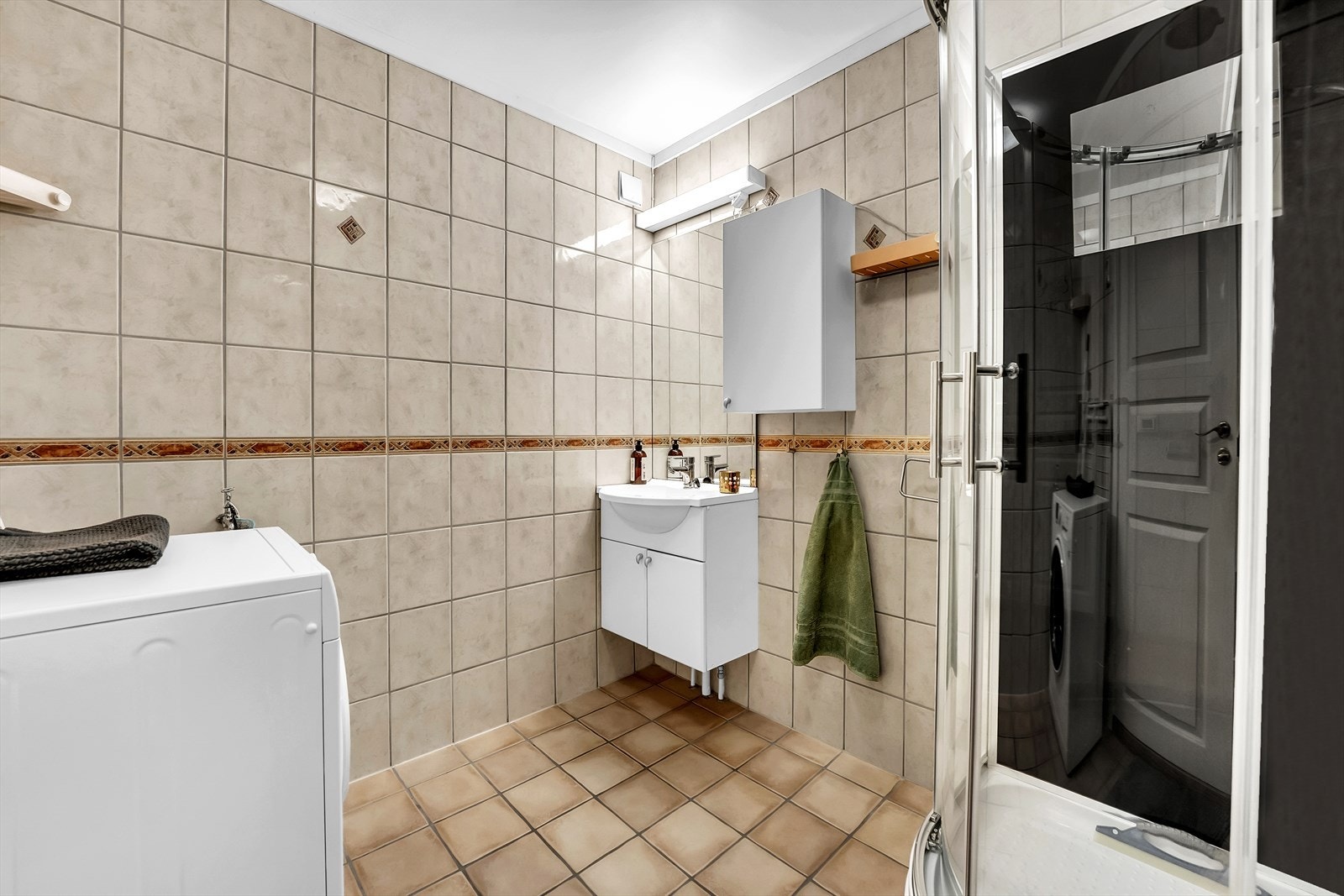 Helfliset baderom med opplegg for vask/tørk, innredning med nedfelt servant og overskap. Galleribilde