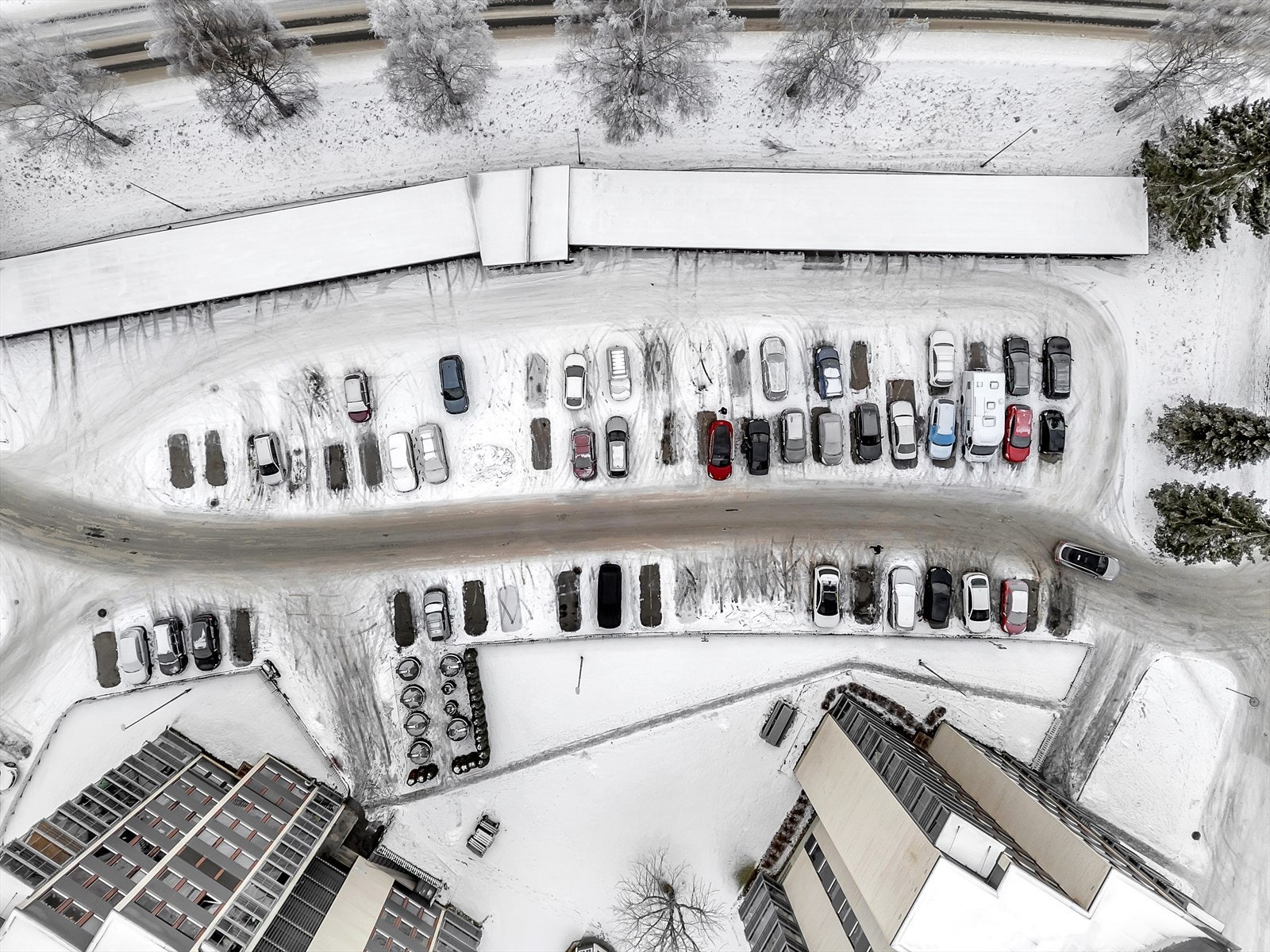 Borettslaget har stor utvendig parkeringsplass og gjesteparkering. Galleribilde