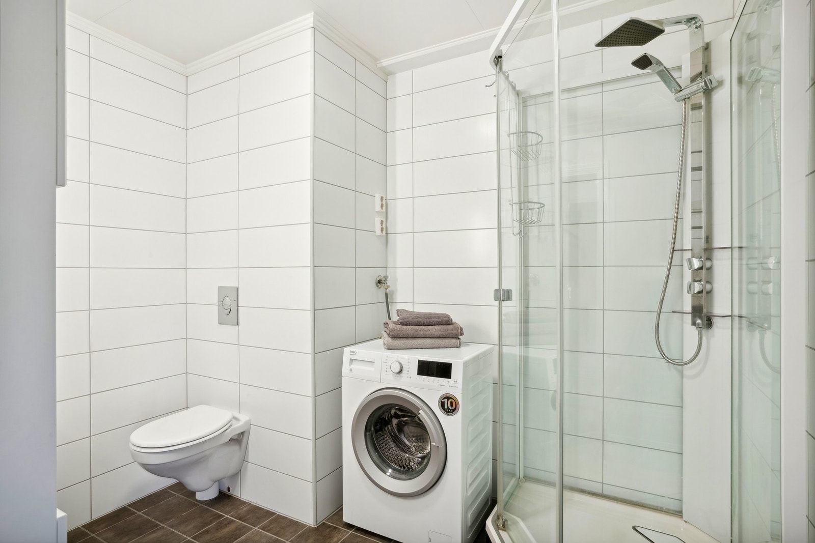 Opplegg for vaskemaskin og tørketrommel på badet. Galleribilde