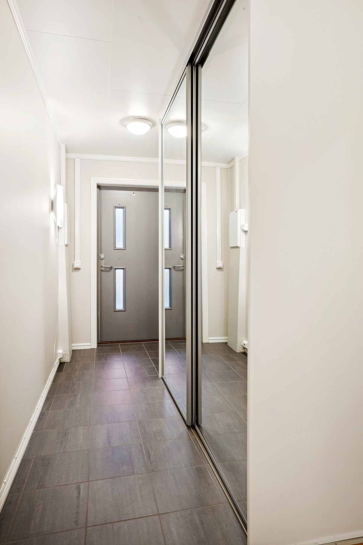 I entré er det montert skyvedørsgarderobe. Galleribilde