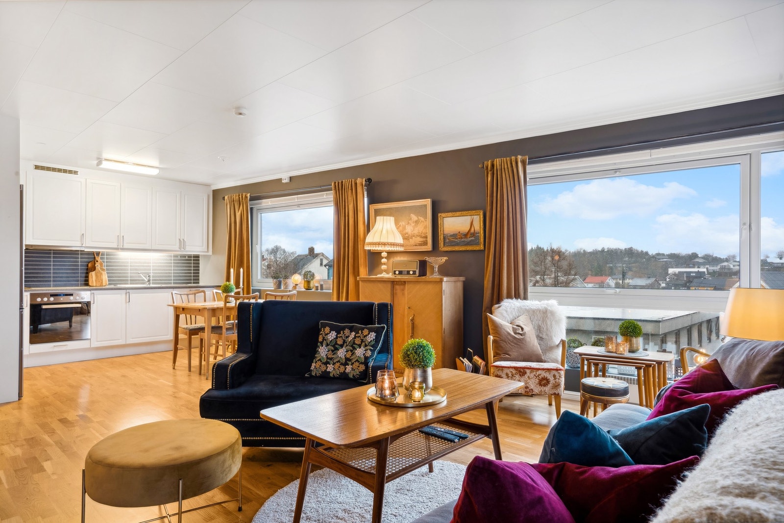 Leiligheten inneholder entré, bad/vaskerom, bod, kjøkken/stue og 2 soverom fordelt på 79m² Galleribilde
