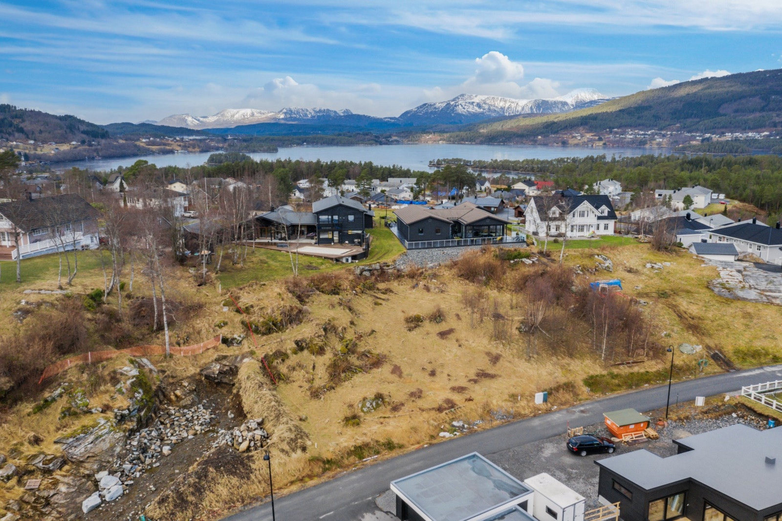 Tomten ligger i et attraktivt område på Valle i Ålesund kommune. Galleribilde