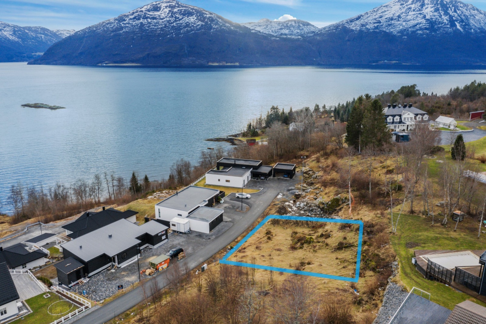 Tomten ligger i en rolig gate uten gjennomgangstrafikk. Galleribilde