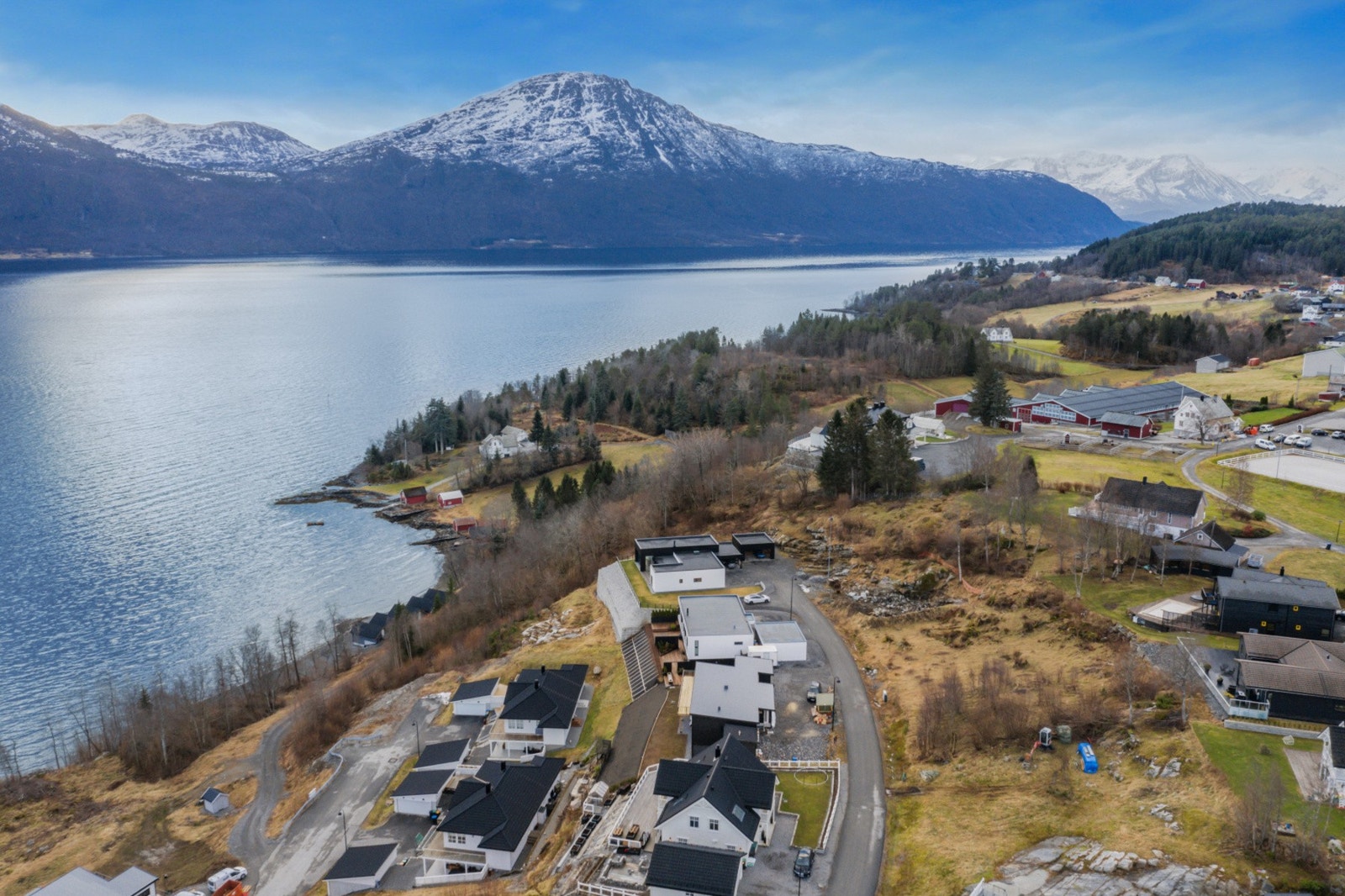Tomten ligger i et relativ nyetablert område. Galleribilde