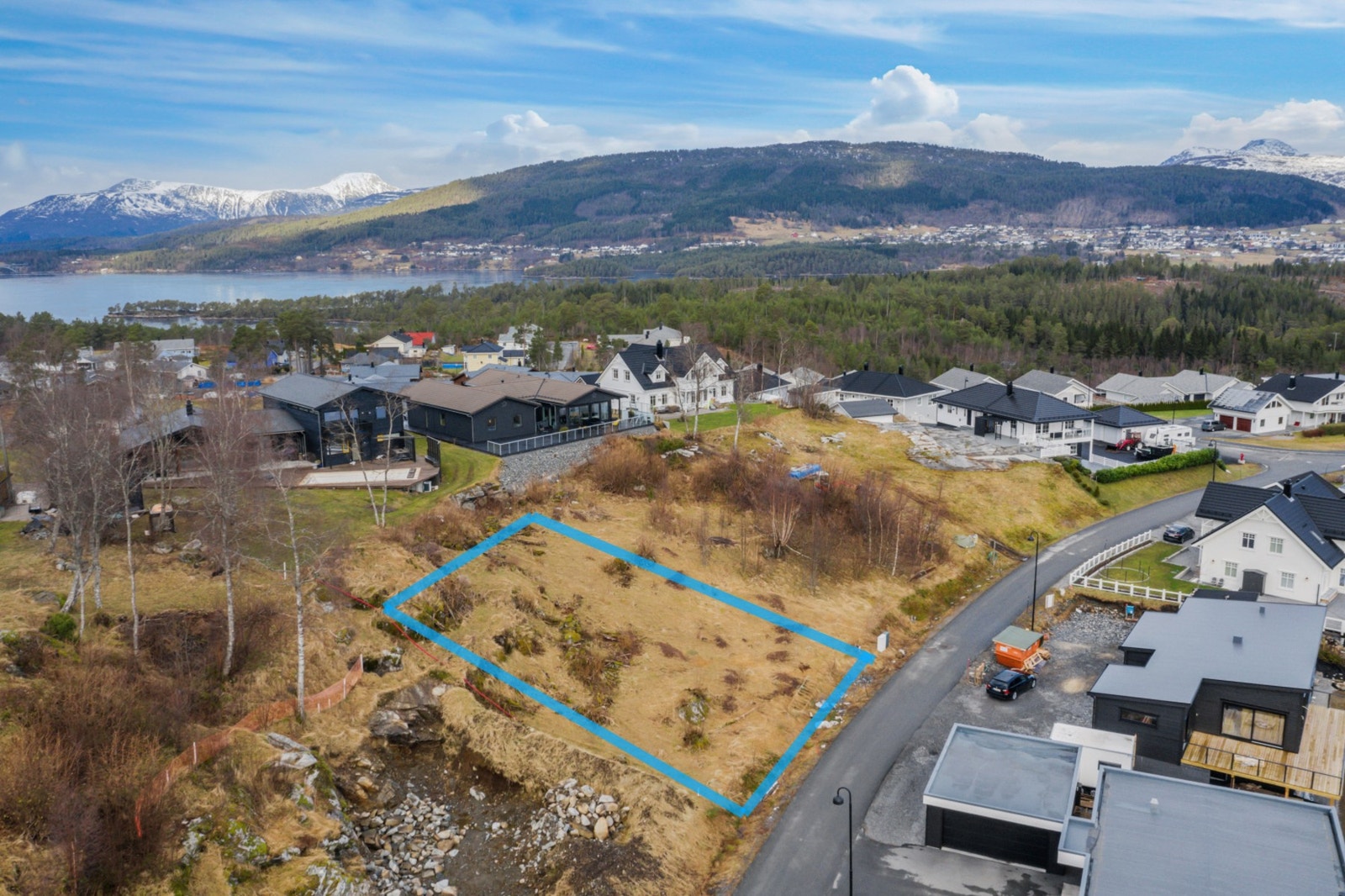 Teknisk anlegg ligger like ved tomtegrensen. Galleribilde