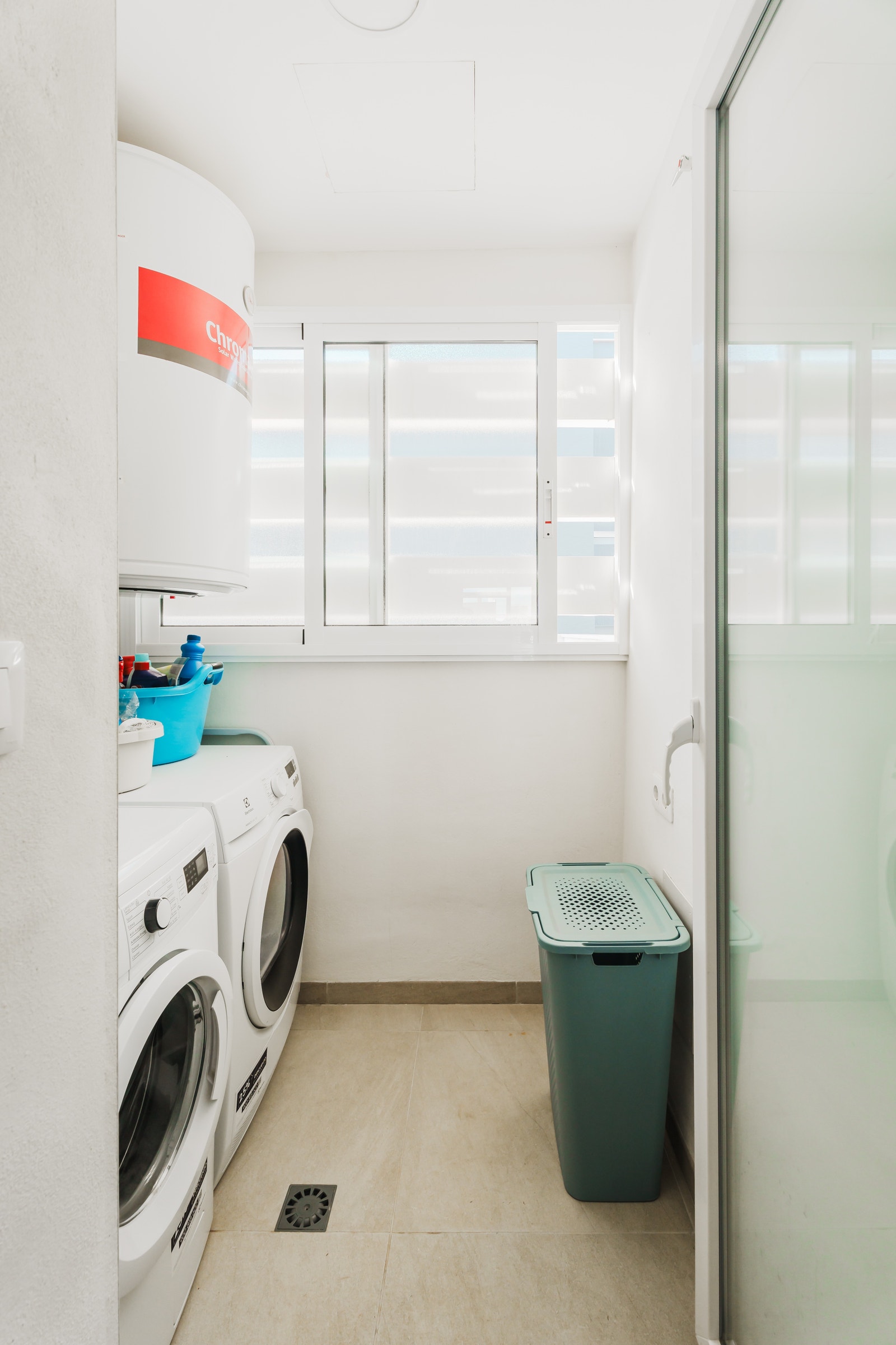 Praktisk vaskerom / mat-bod på innsiden av kjøkkenet Galleribilde