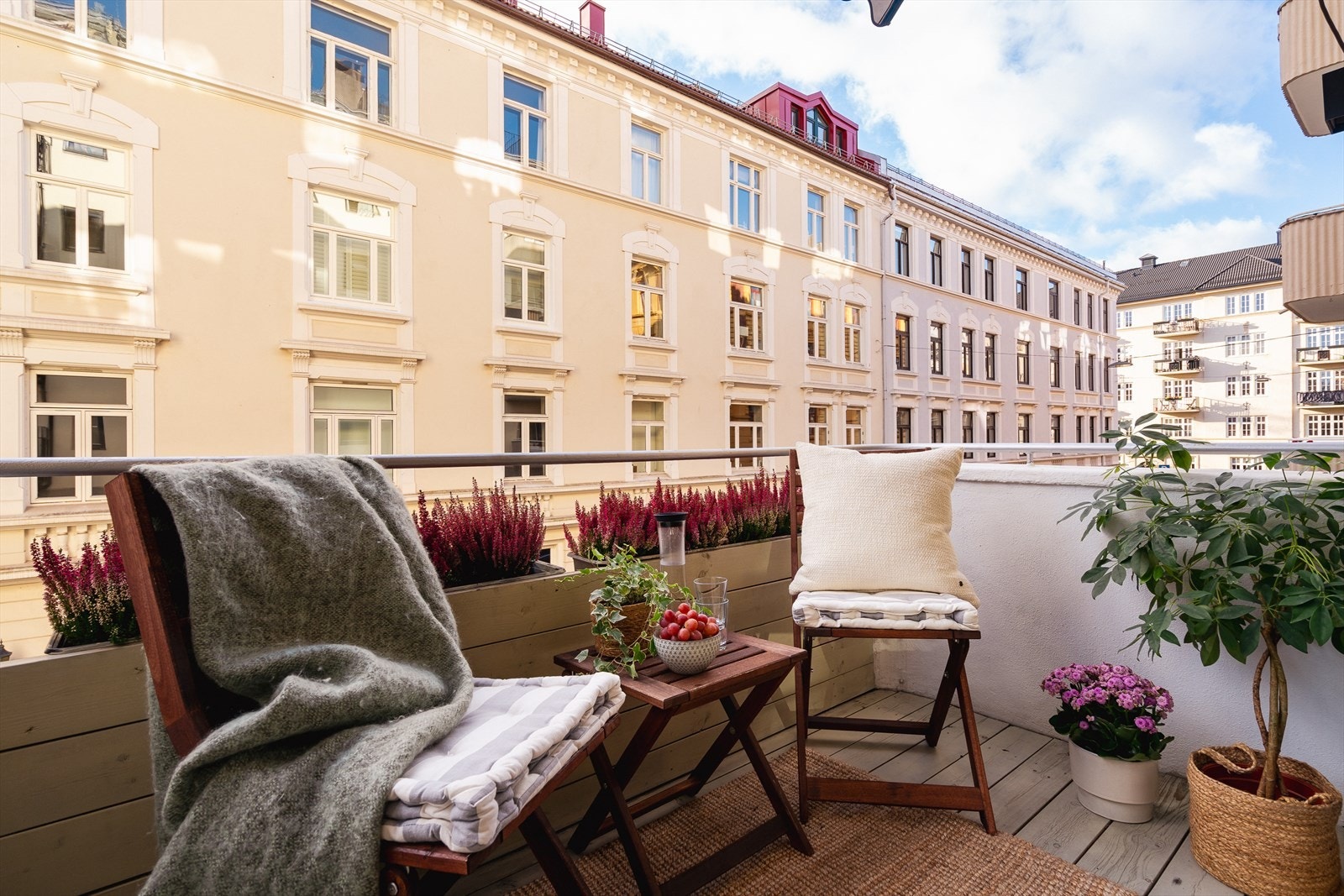Dette er en rålekker, påkostet og gjennomgående 4-R med balkong, heis og peis, pusset opp i 2019 og med felles takterrasse. Galleribilde