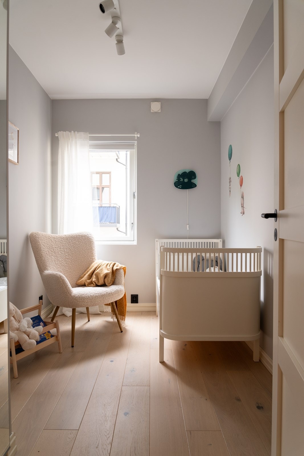 Soverom 3. Alle soverommene vender ut mot stille og rolig bakgård, så her kan du sove godt! Galleribilde