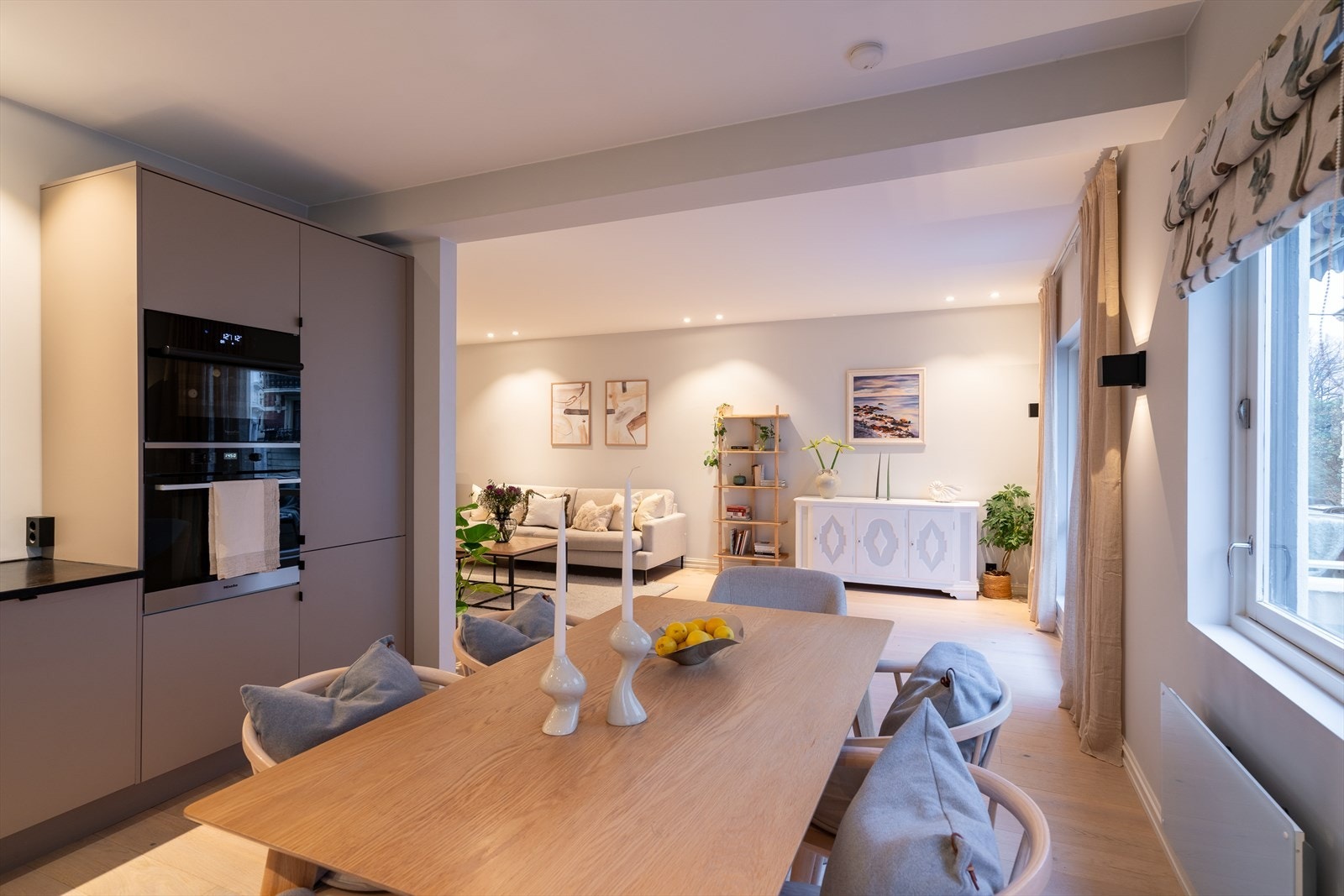 Her er det god plass til hele familien eller vennegjengen til middag! Galleribilde