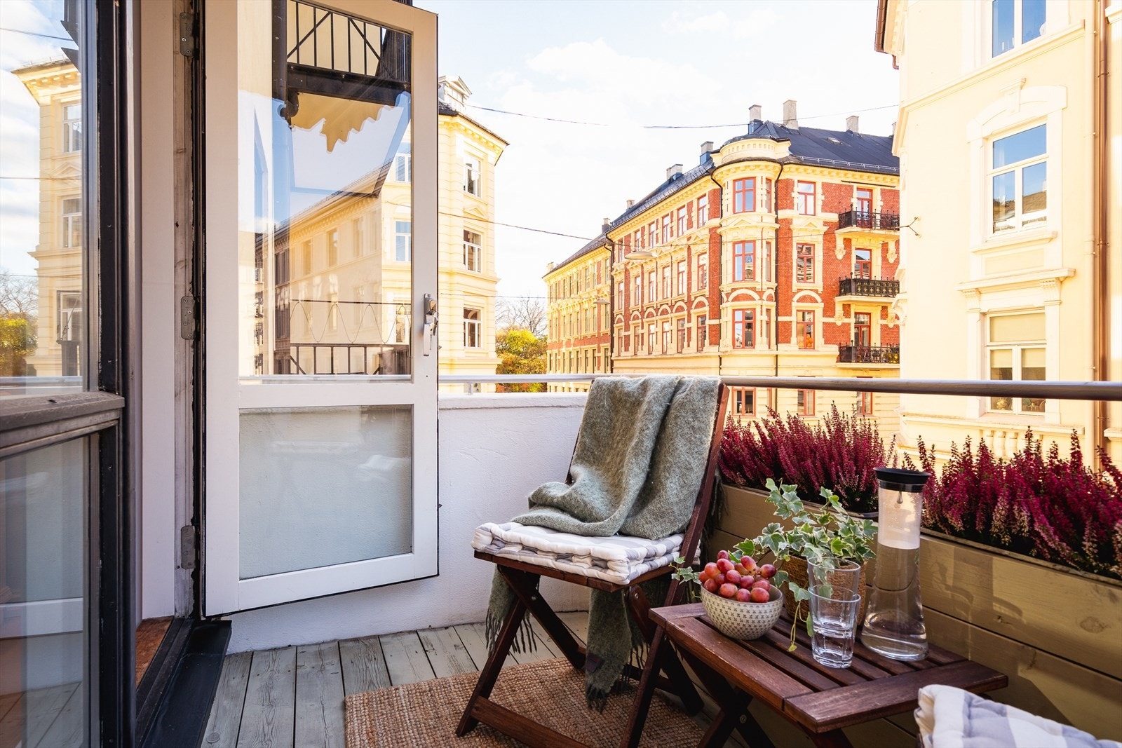 Her kan du nyte solfylte dager med fin utsikt mot klassiske og flotte bygårder samt parkområder på Skillebekk. Galleribilde