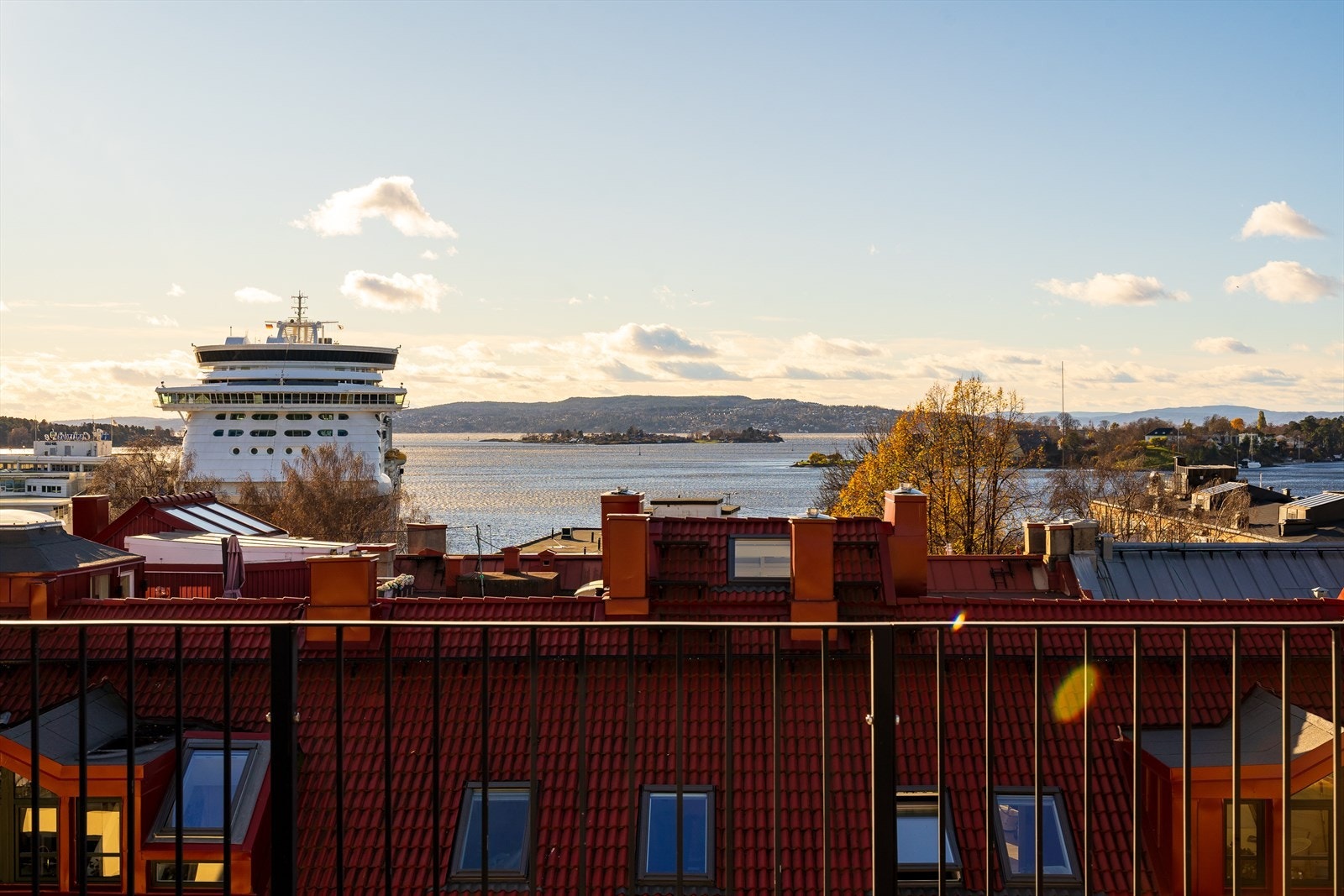 Takterrassen byr på fantastisk fjordutsikt og optimale solforhold. Galleribilde