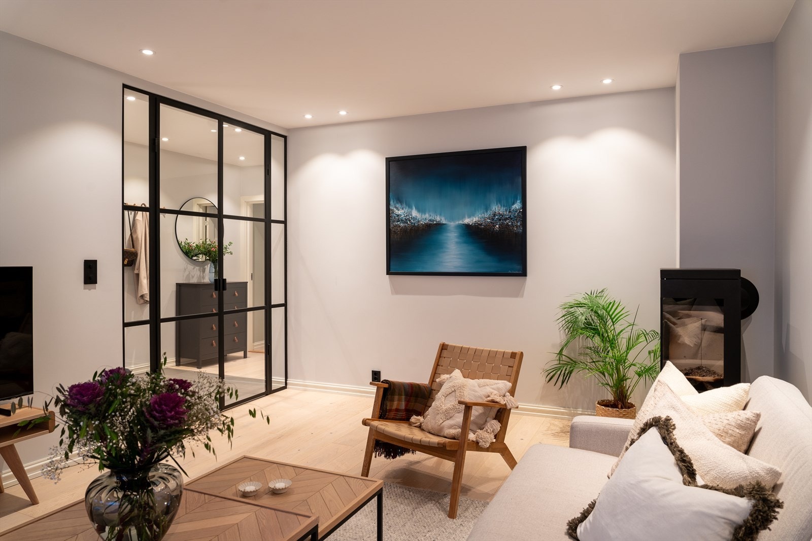 Lekre smijernsdører ut mot gangen som gir en lekker detalj til leiligheten så vel som et fint skille mellom stue/kjøkken og soveromsdelen! Galleribilde