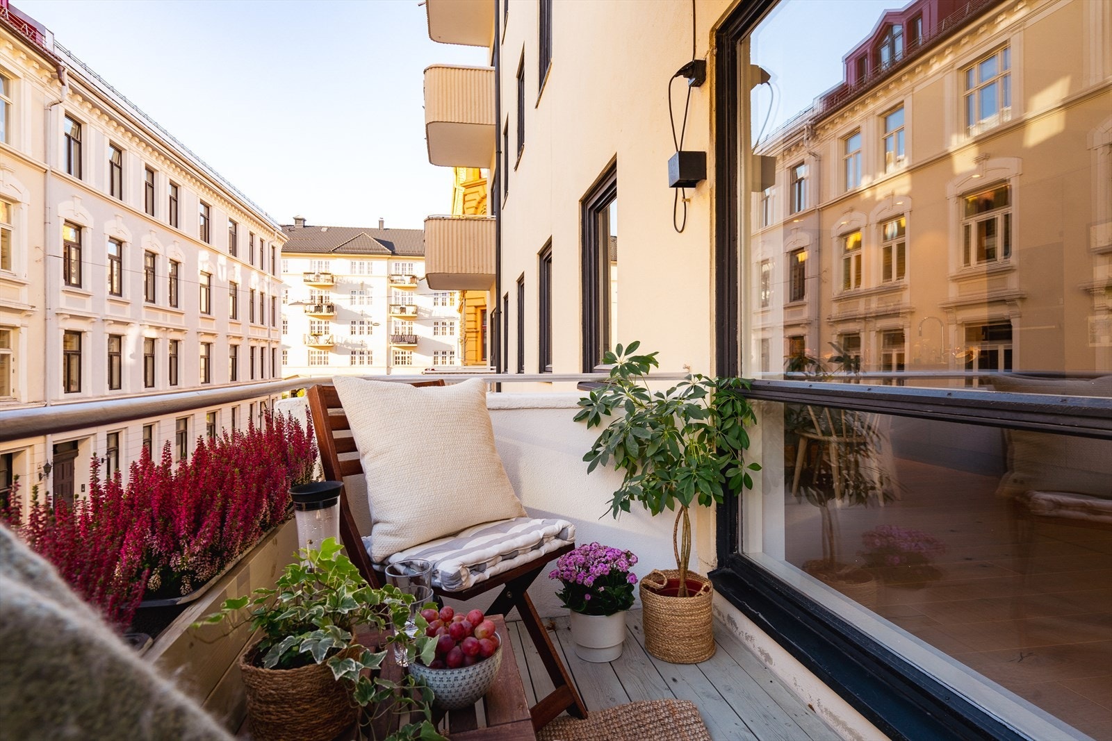 Balkongen ligger sydvest og er på ca. 3 kvm. I tillegg finnes det en felles takterrasse med heis rett opp. Her kan du sole deg hele dagen. Galleribilde