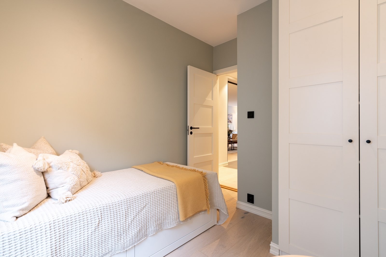 Soverom 2 er romslig og har godt med plass til oppbevaring i plassbygget skapinnredning. Galleribilde