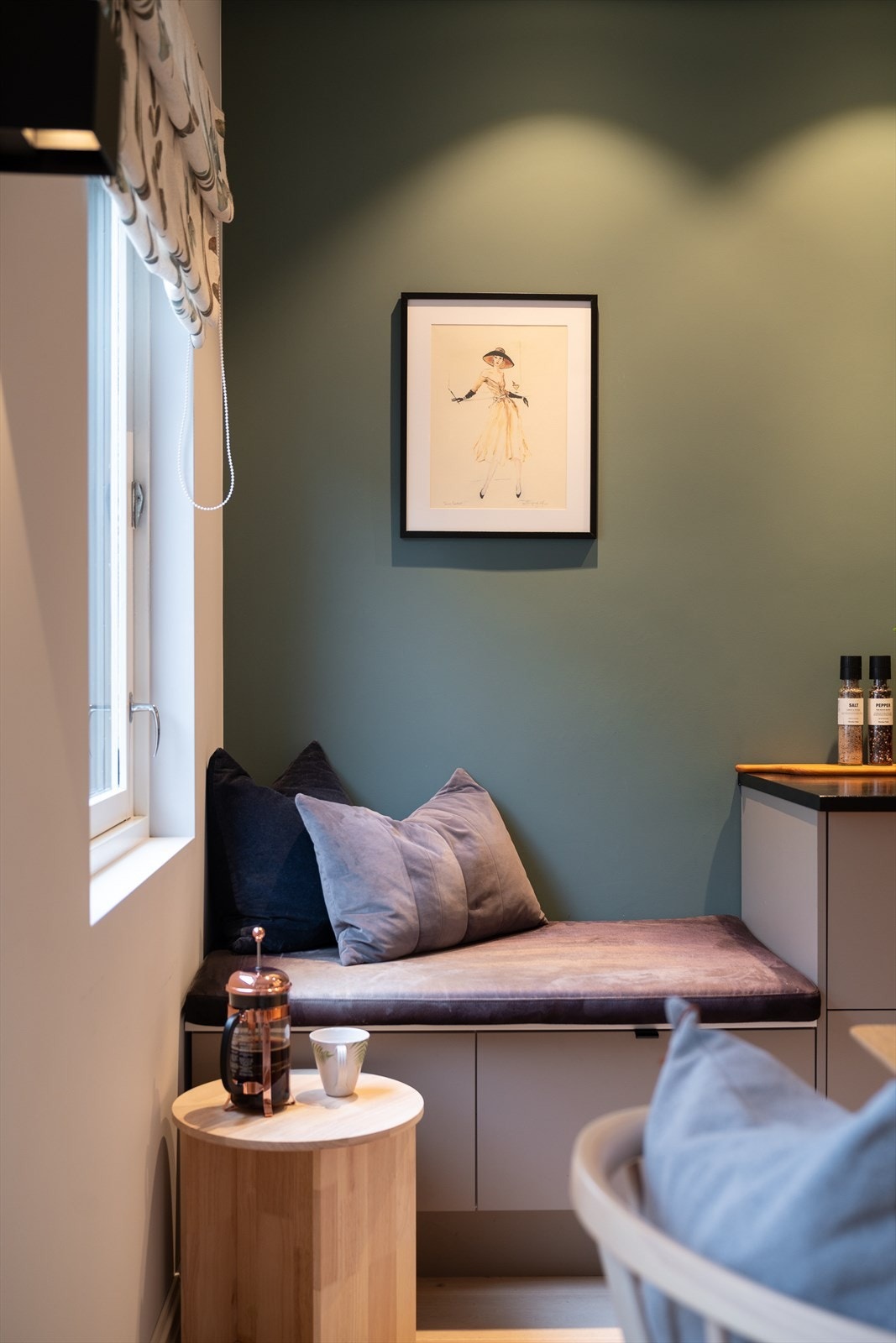 Kjøkkenet har en innebygd benk ved vinduet hvor du kan nyte morgenkaffen med fin utsikt. Galleribilde