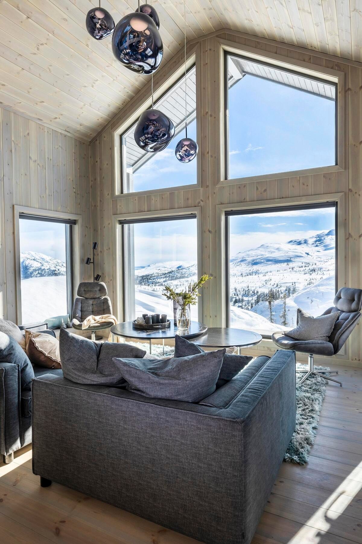 Foto fra stue i en Polar 88 (tilsvarende modell). I annonsert modell er utstikket 120 cm mindre enn på dette bildet pga tilpasning til tomten. Galleribilde