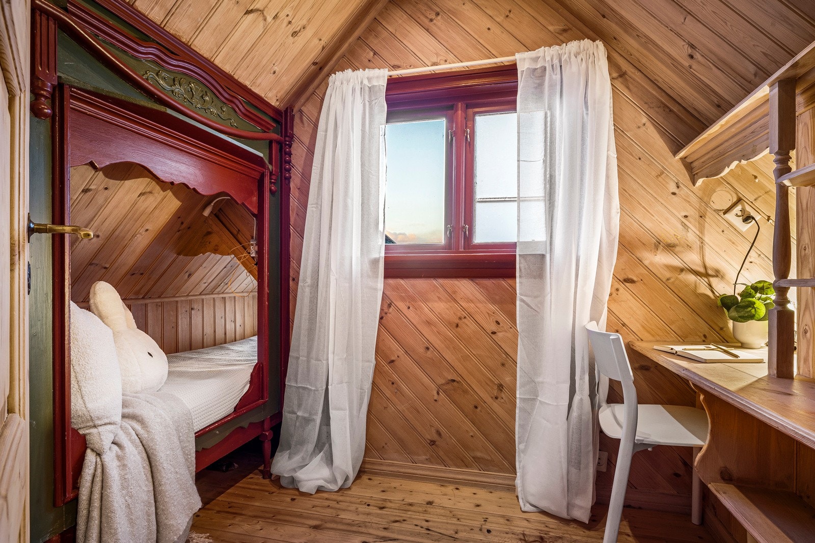 - De to andre rommene holder noe mindre størrelse og har plass til enkeltseng og skrivebord - Galleribilde