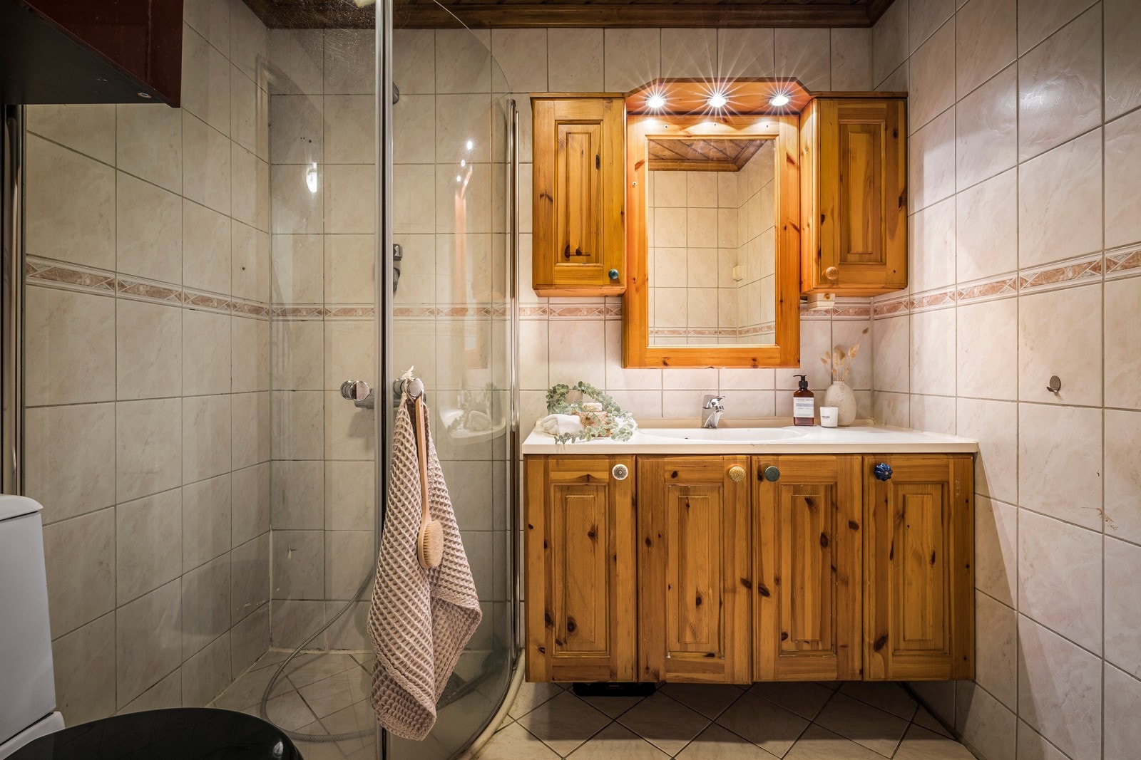 - Boligens bad er helfliset og innredet med dusjnisje, toalett og stor baderomsinnredning med heldekkende servant og speil - Galleribilde