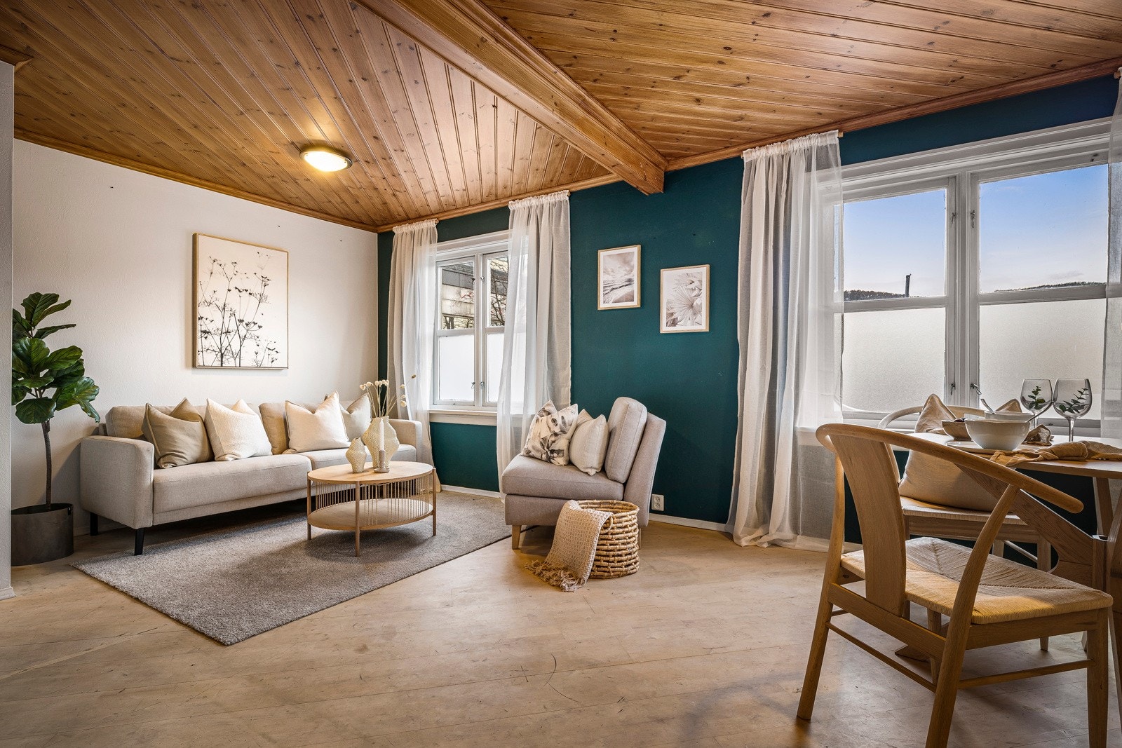 - Huset går over to etasjer og har en god planløsning med stue, kjøkken, bad og entré i første etasje - Galleribilde