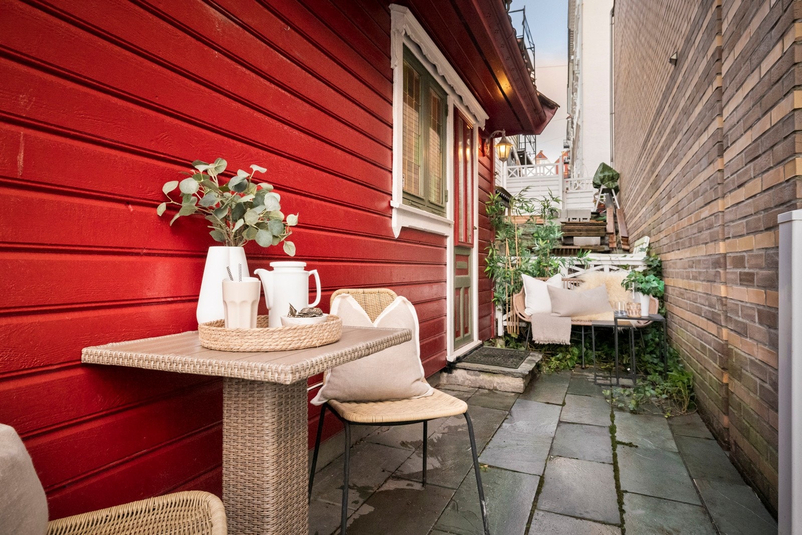 - Fra kjøkkenet har man utgang til en platting på nesten 10 kvm - Galleribilde