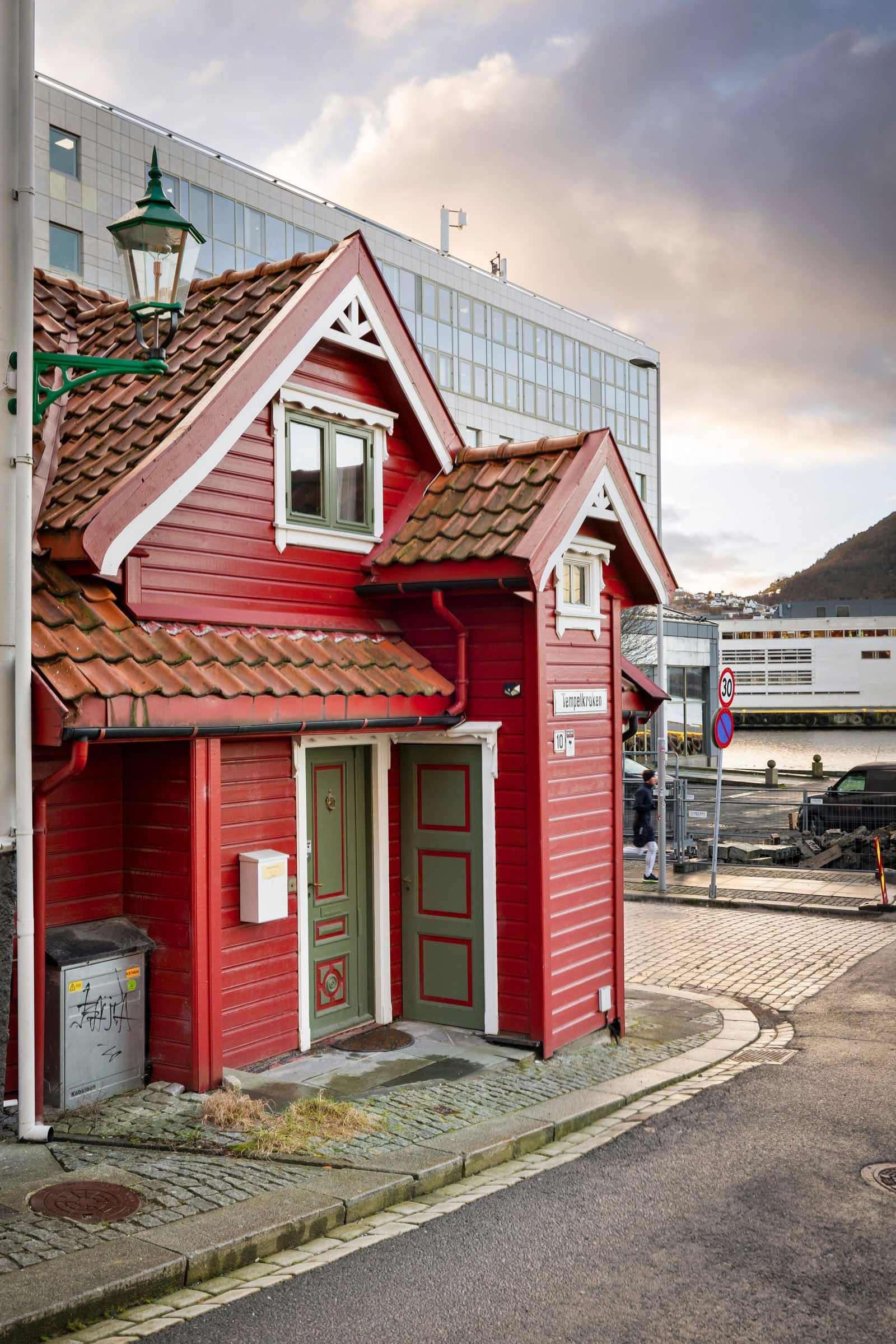 - Nøstet bærer et historisk preg med brosteinsbelagte gatetun, velholdte bergenshus og herskapelige bygårder - Galleribilde