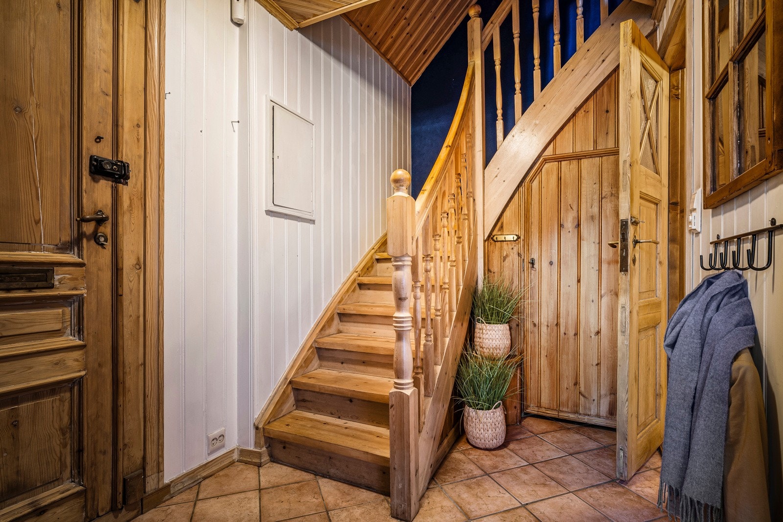 - Her er det gulvvarme som er gjennomgående for første etasje. Under trappen har man en praktisk bod - Galleribilde