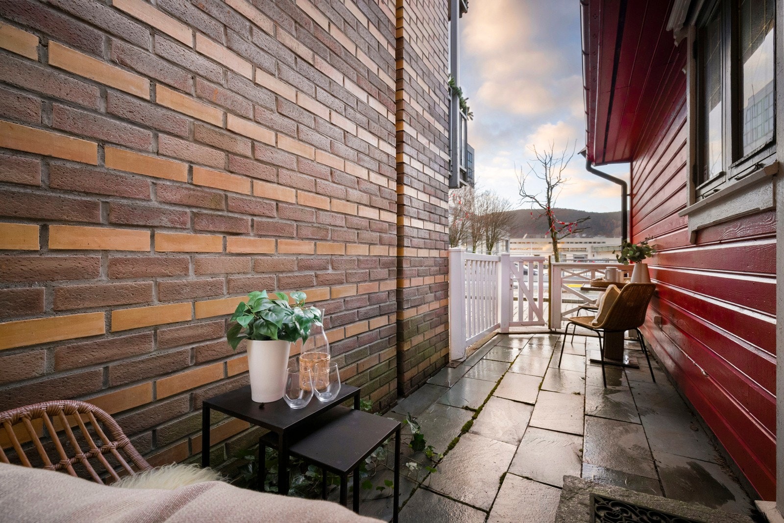 - Fra ca. kl 12-21 kommer solen inn fra vest - Galleribilde