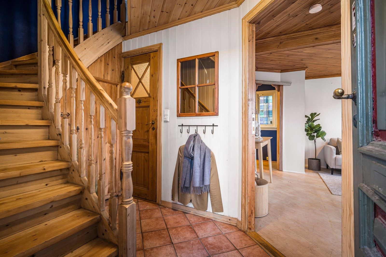 - Det første man møter er en romslig entré med flislagt gulv - Galleribilde