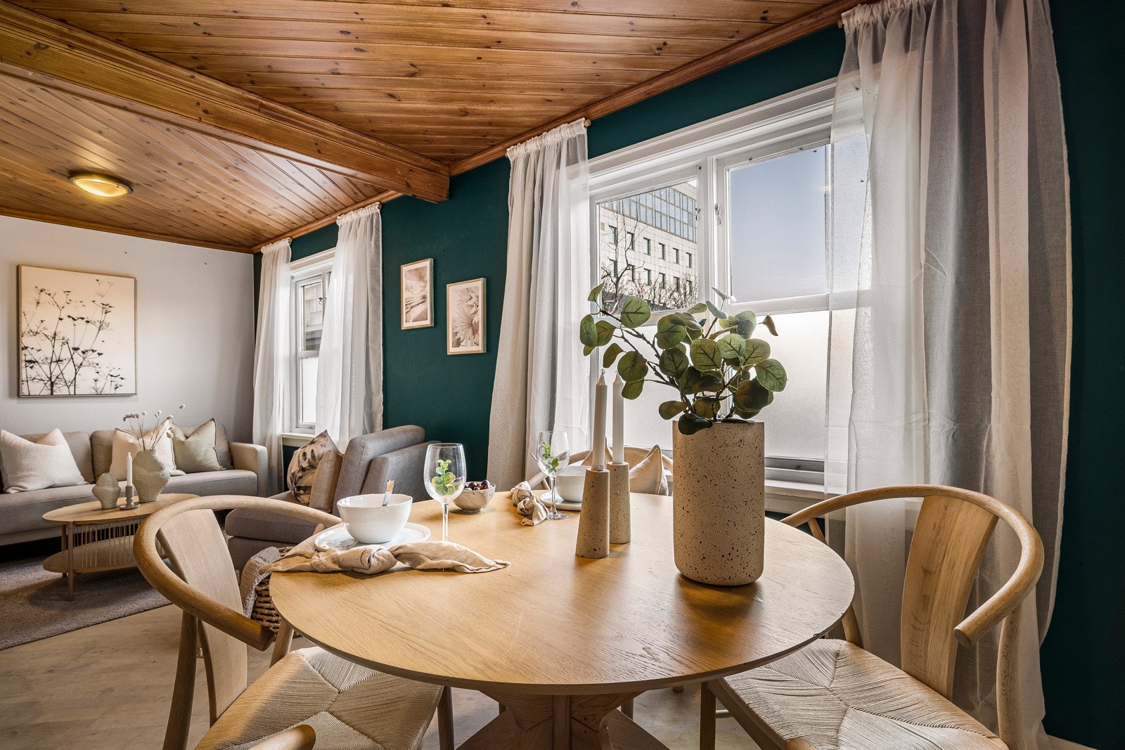 - Planløsningen gir god plass til stor sofa- og spisegruppe - Galleribilde