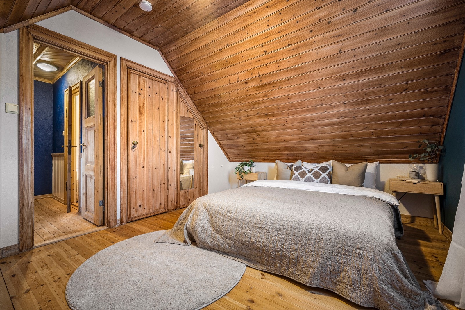 - Hovedsoverommet har god plass til ønsket møblering og har innebygget garderobe - Galleribilde