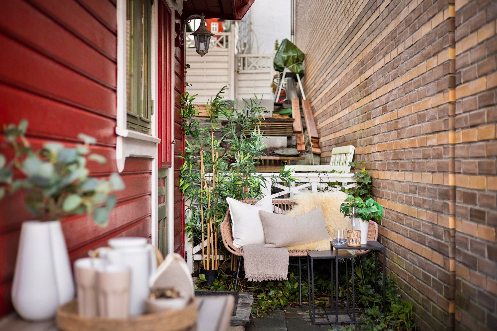 - Her har man plass til en liten sittegruppe og grill - Galleribilde