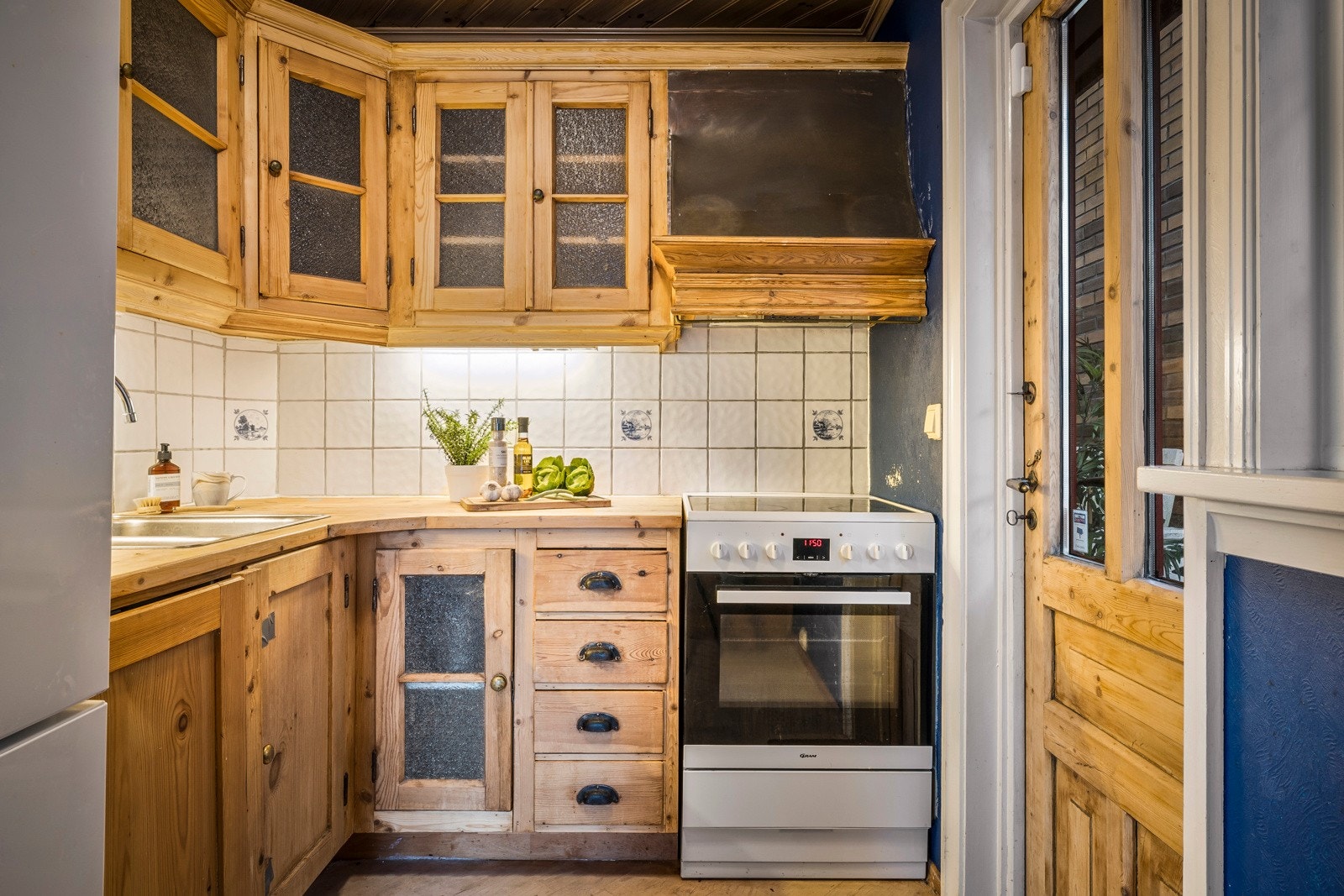 - Kjøkkeninnredning med profilerte fronter og benkeplate i tre med nedfelt vask, samt opplegg for frittstående hvitevarer - Galleribilde