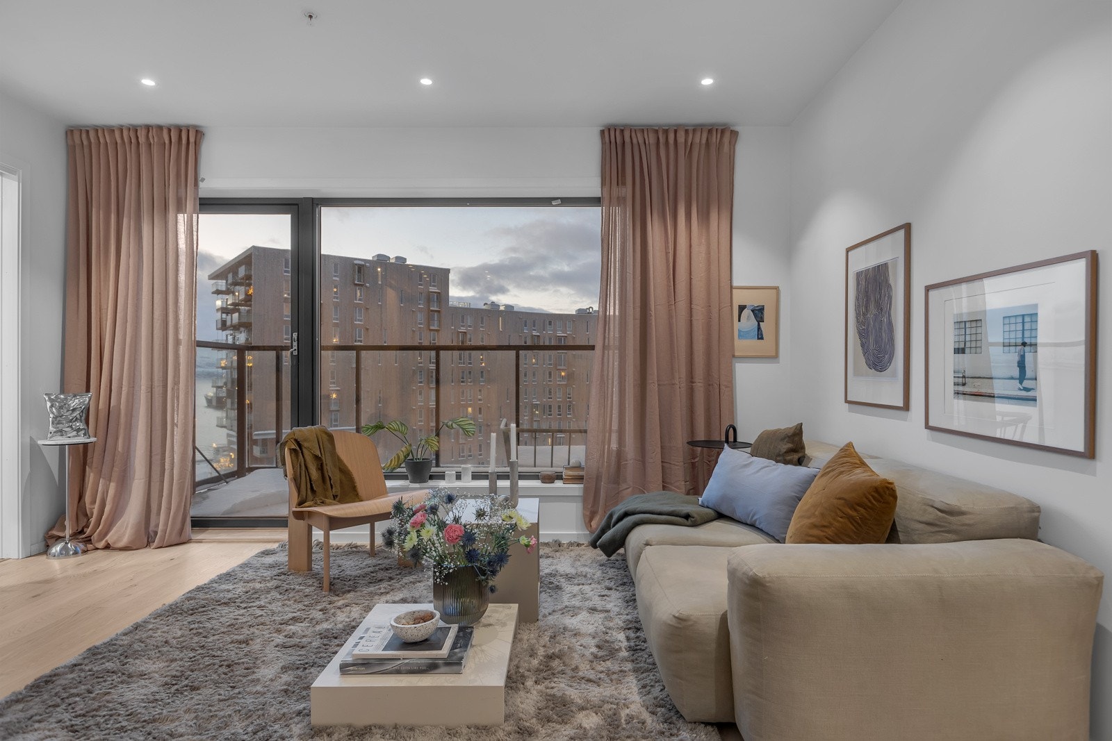 Stuen er trekt mot sør og har store vindusflater Galleribilde