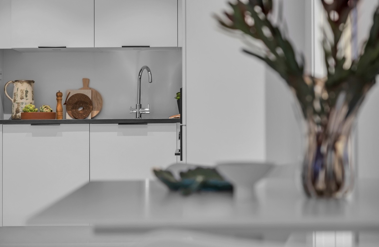 Kjøkkenet er i delvis åpen løsning mot stua Galleribilde