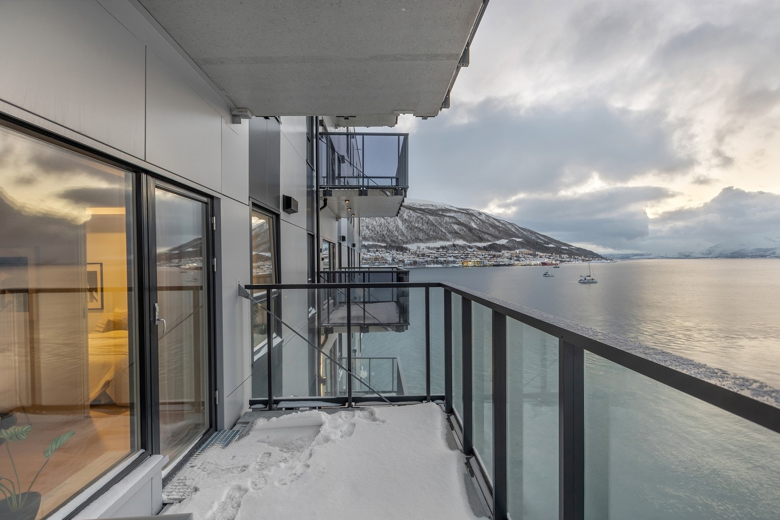 Herfra har du flott utsikt mot fastlandet, sundet, mot Balsfjorden, Malangen og over nærområdet Galleribilde