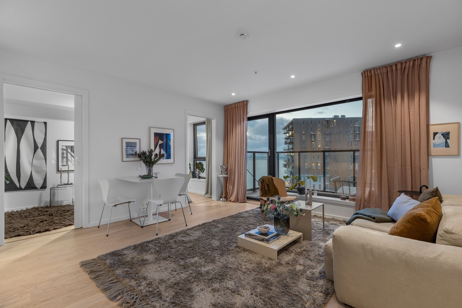 Fra stuen går du ut til nesten 9m2 stor balkong hvor sol og sikt kan nytes til fulle Galleribilde