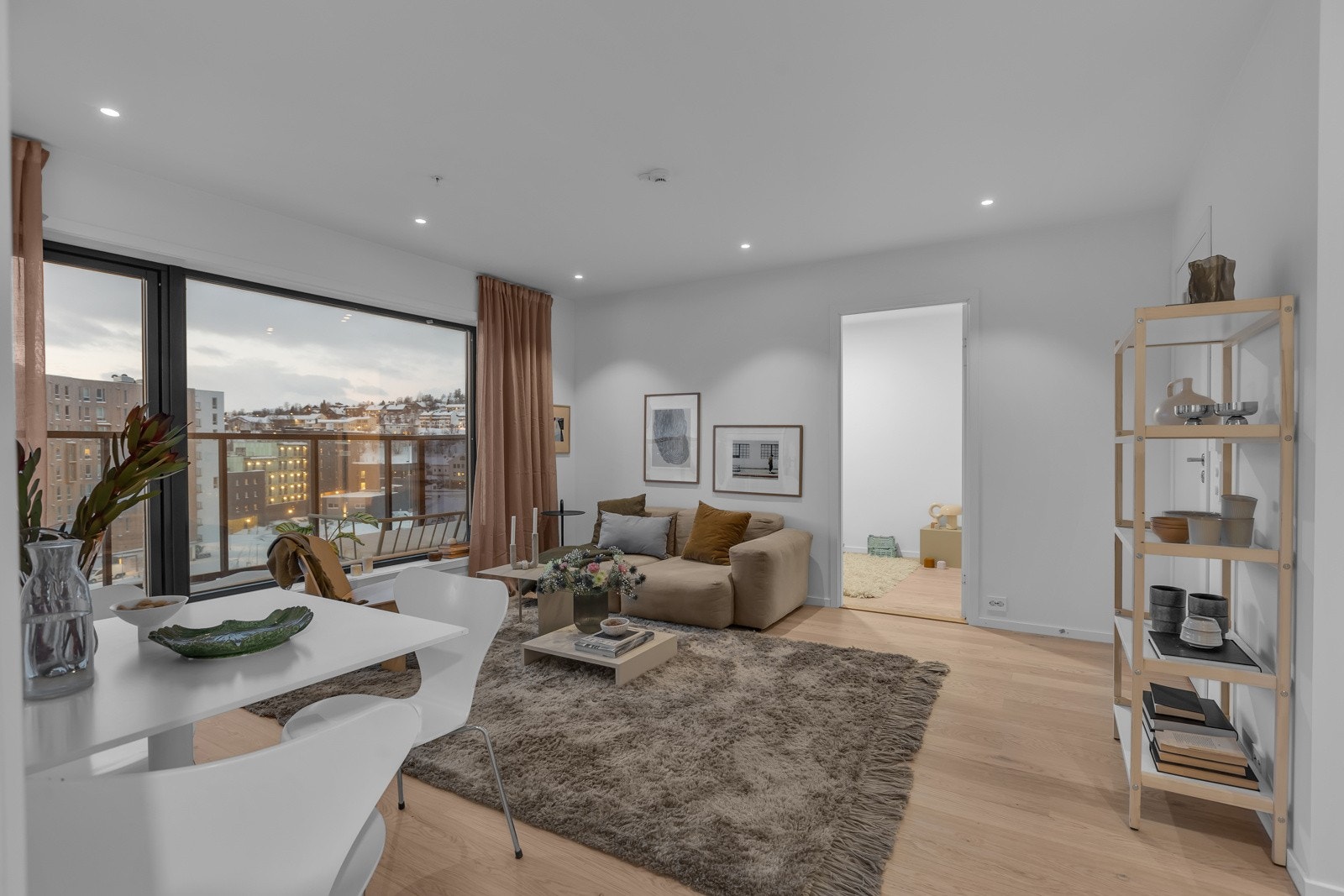 Dagligstua er plassert mot de store vindusflatene Galleribilde