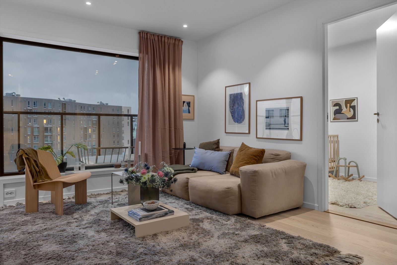 Leiligheten fylles med naturlig lys og har flott utsyn Galleribilde