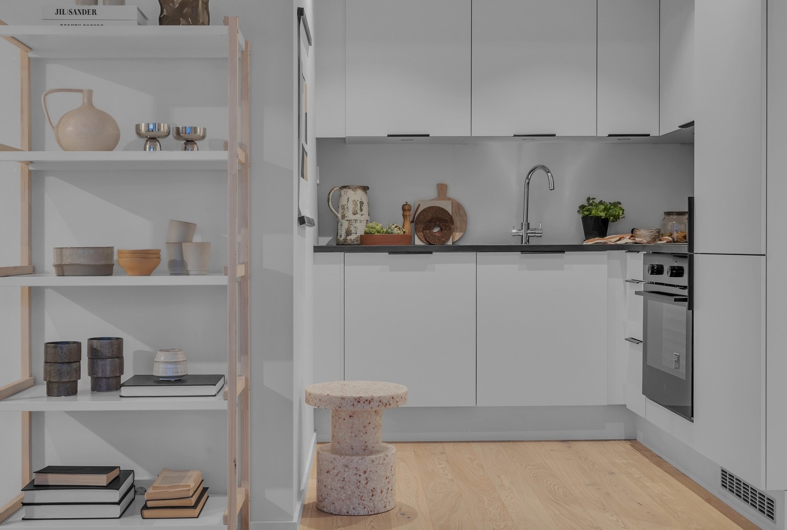 Pent og praktisk kjøkken fra HTH med integrerte hvitvarer Galleribilde