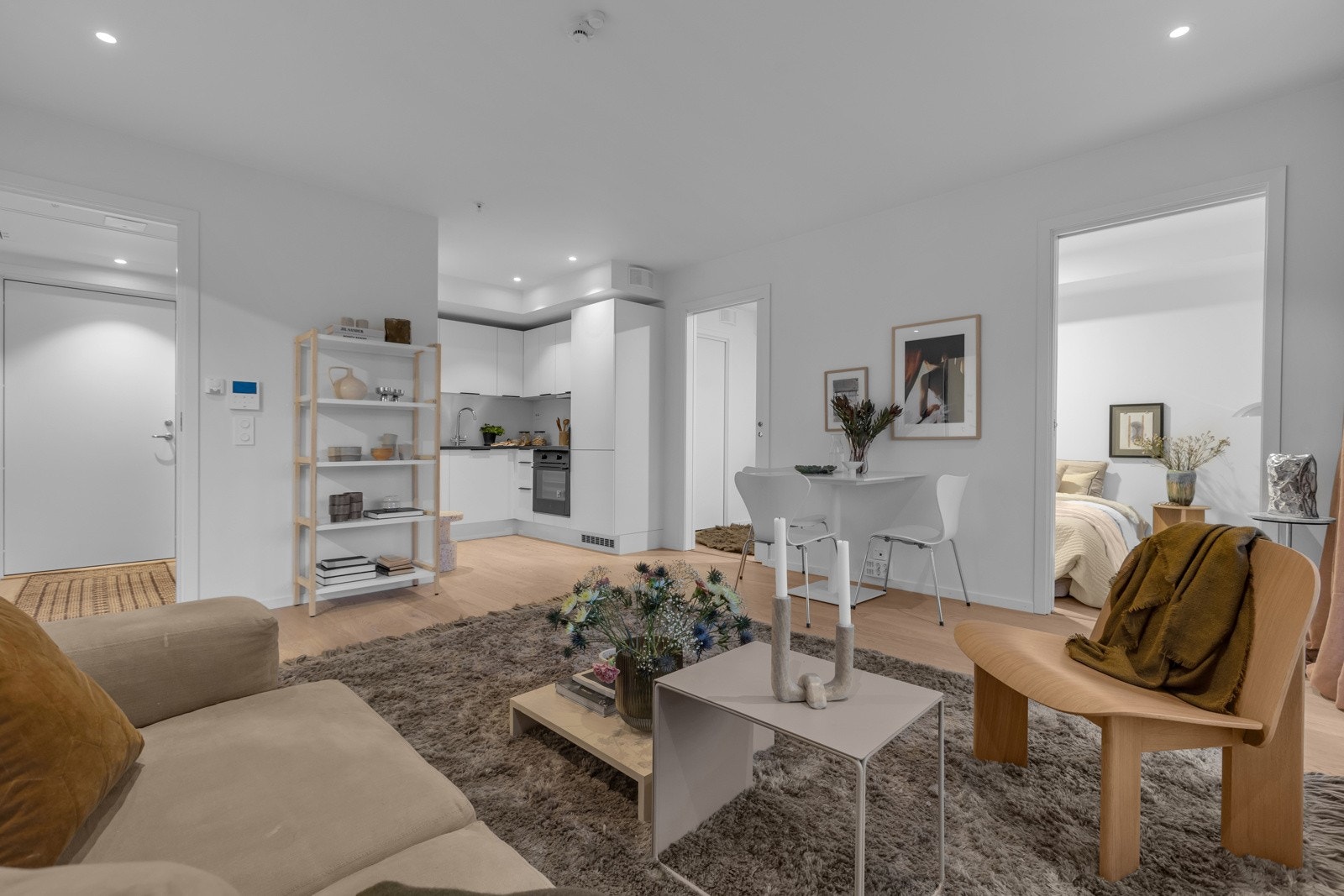 Stua er selve hjertet av boligen hvor du har soverom på hver side Galleribilde