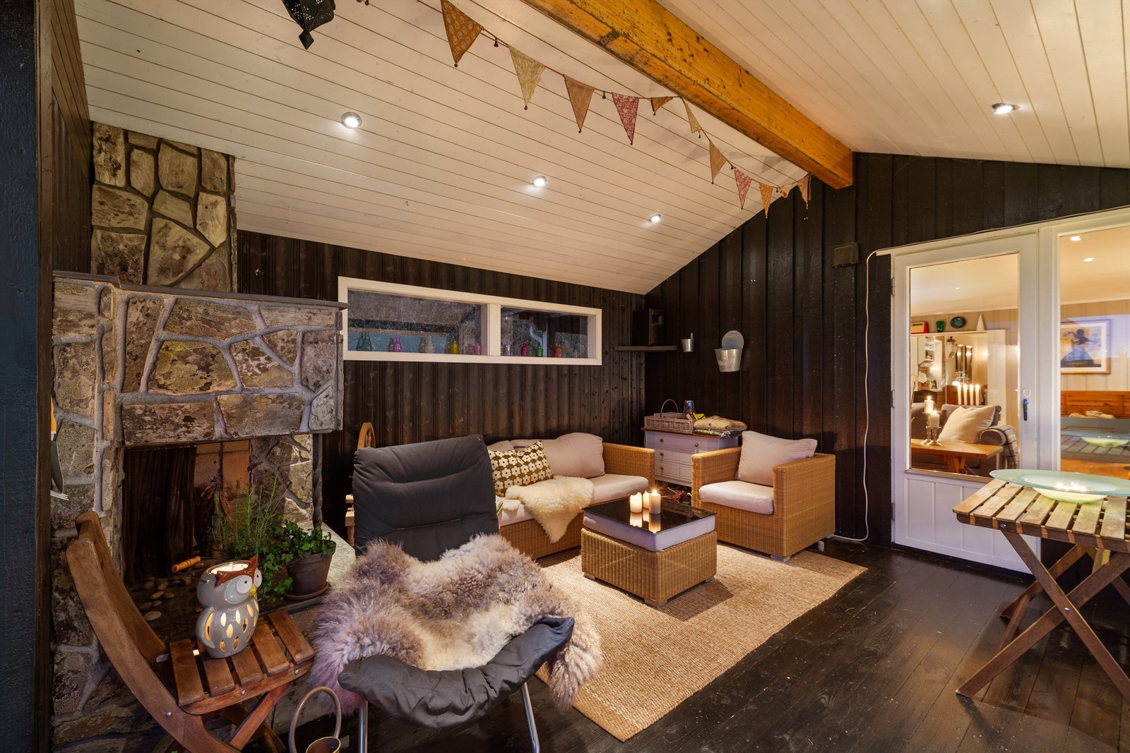 Koselig peis og downlights sørger for fin belysning på sene sommerkvelder. Galleribilde